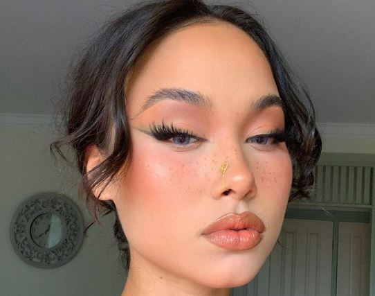 coloured eye contacts